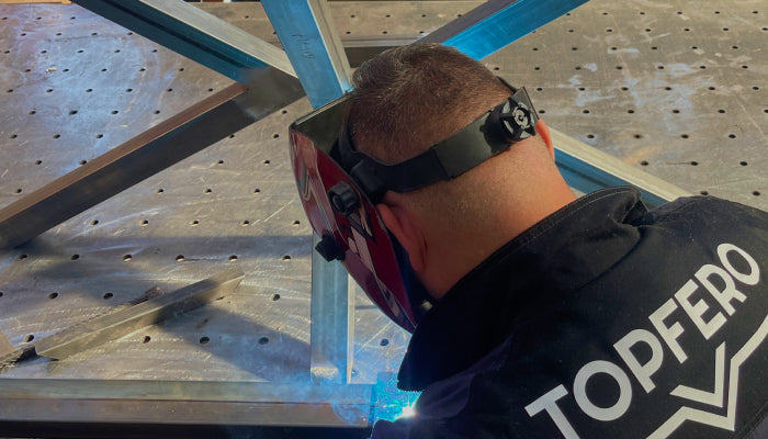 TopFero-vakman die een metalen structuur vervaardigt